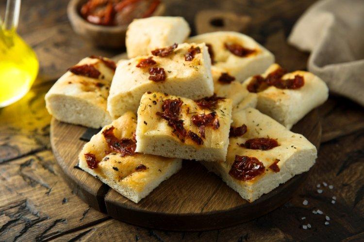 Фокачча с вялеными помидорами и розмарином