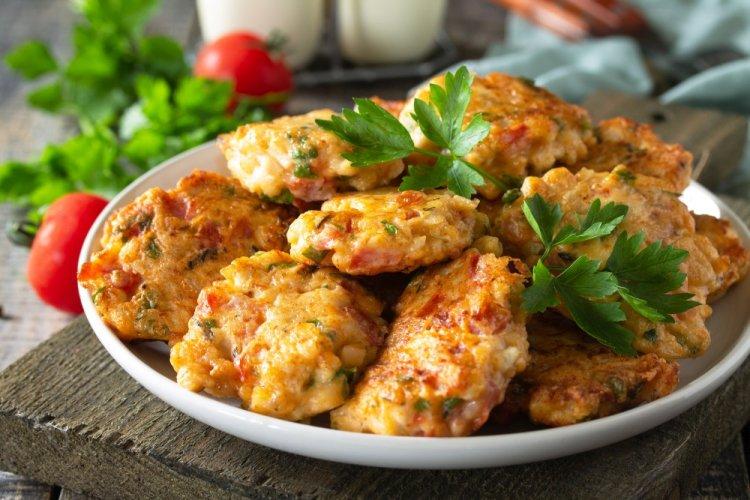 Куриные котлеты с вялеными томатами и зеленью
