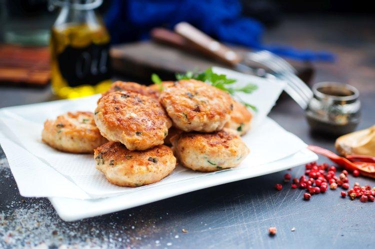 Рубленые котлеты из куриной грудки в аэрогриле – рецепт пошагово