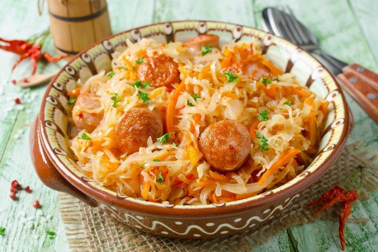 Тушеная капуста с сосисками в аэрогриле – вкусный рецепт