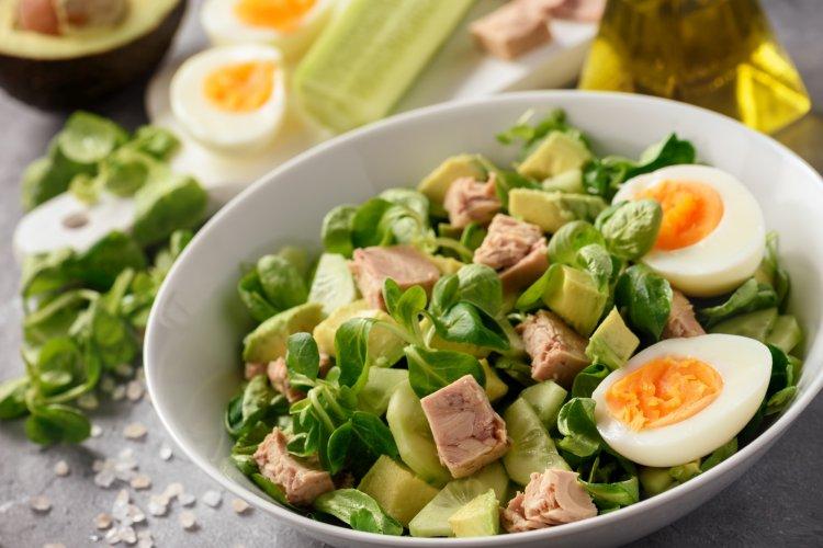 Салат с авокадо, консервированным тунцом, яйцом и огурцами