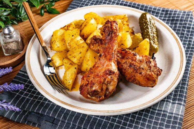 Куриные ножки с картошкой, запеченные в рукаве