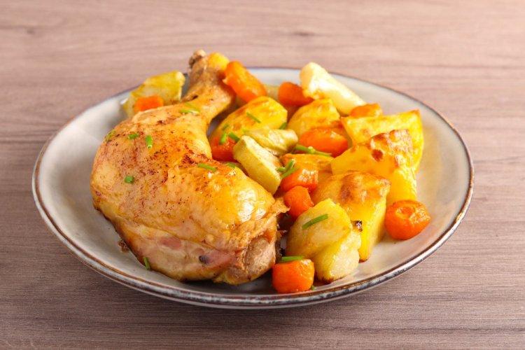 Запеченные куриные ножки с картошкой в горшочках в духовке
