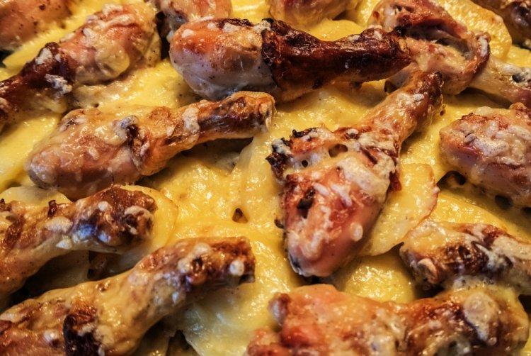 Куриные ножки с картошкой и сыром в духовке