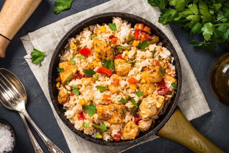 Куриная грудка с рисом и овощами на сковороде