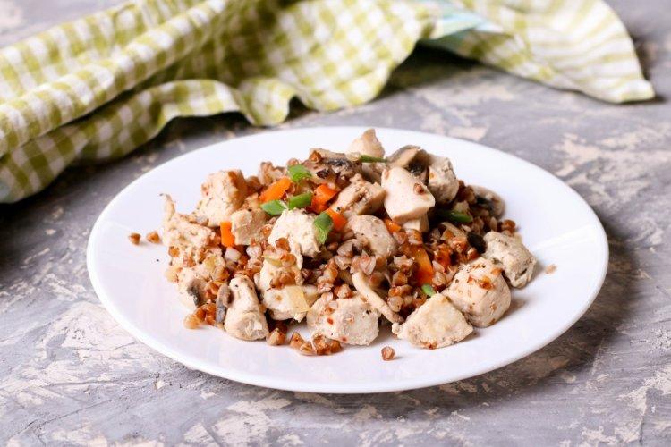 Куриная грудка с гречкой и грибами