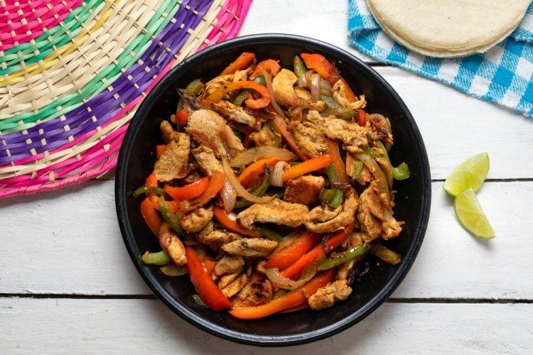 Куриная грудка с болгарским перцем и луком