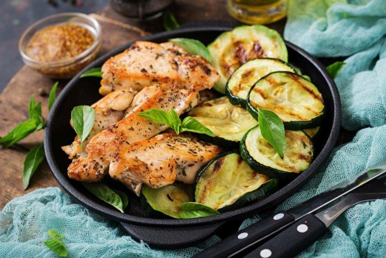 Жареная куриная грудка с кабачками