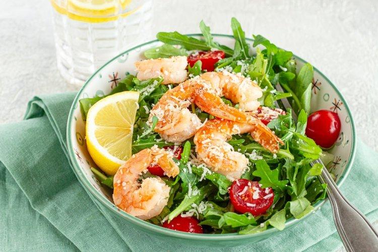 Салат с креветками, рукколой и пармезаном