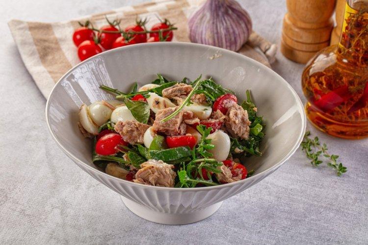 Салат с тунцом, яйцами и рукколой