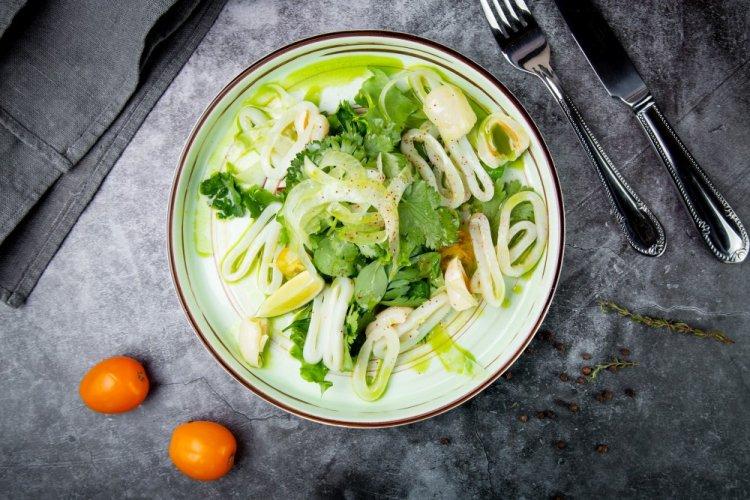 Салат с кальмарами, огурцом и рукколой