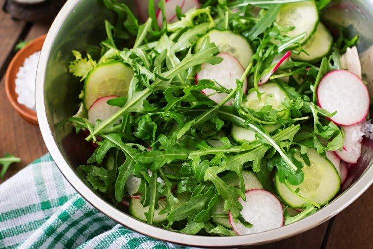 Салат с редиской, огурцами и рукколой