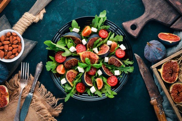 Салат с рукколой, инжиром и брынзой
