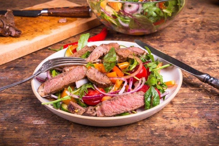 Салат с рукколой и ростбифом