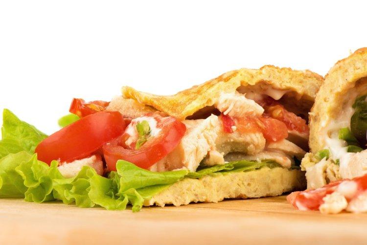 Овсяноблин с курицей и помидором