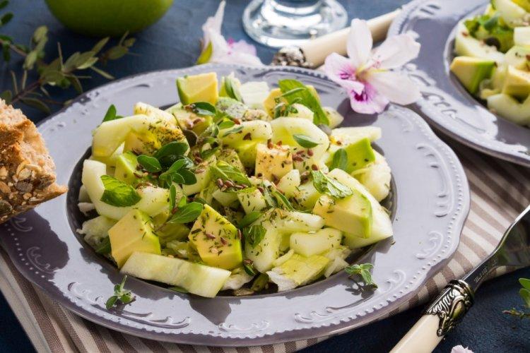 Зеленый салат с авокадо и яблоком