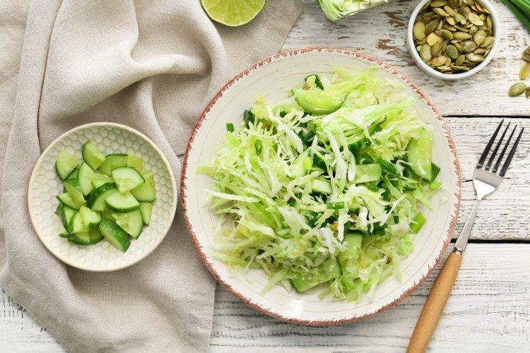 Зеленый салат с авокадо и капустой