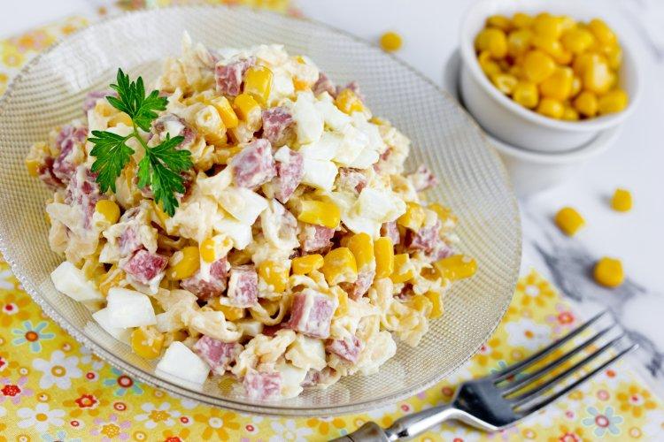 Вкусный салат с яичными блинчиками и копченой колбасой