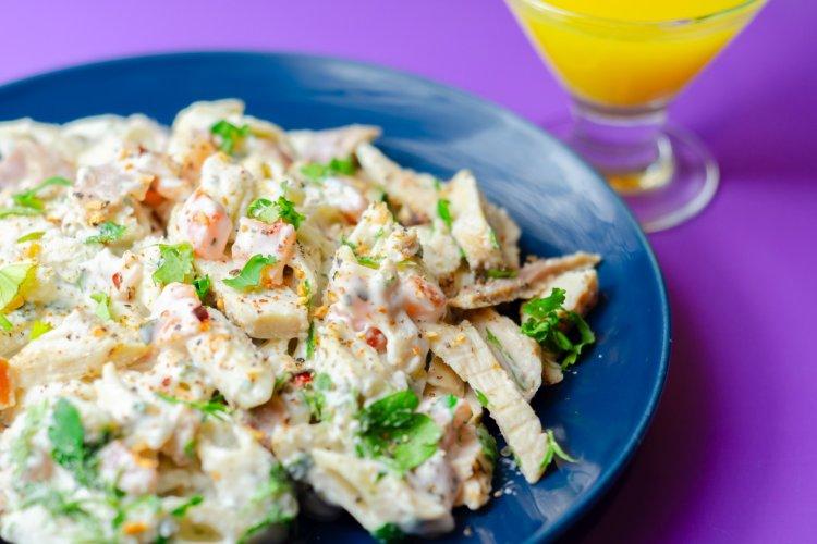 Салат с курицей, яичными блинчиками и маринованным луком