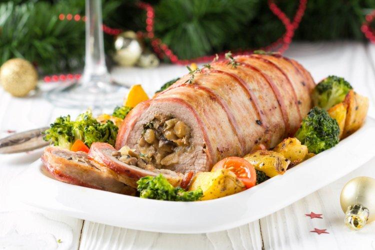 Куриный рулет в беконе с грибами в духовке – рецепт пошагово