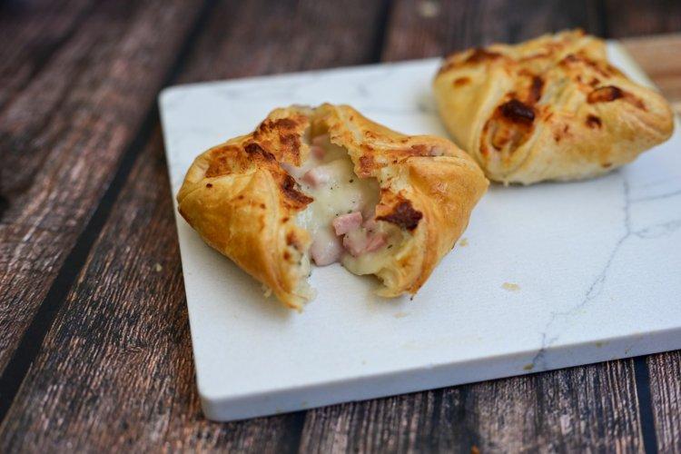 Конвертики с ветчиной и сыром из теста фило в аэрогриле