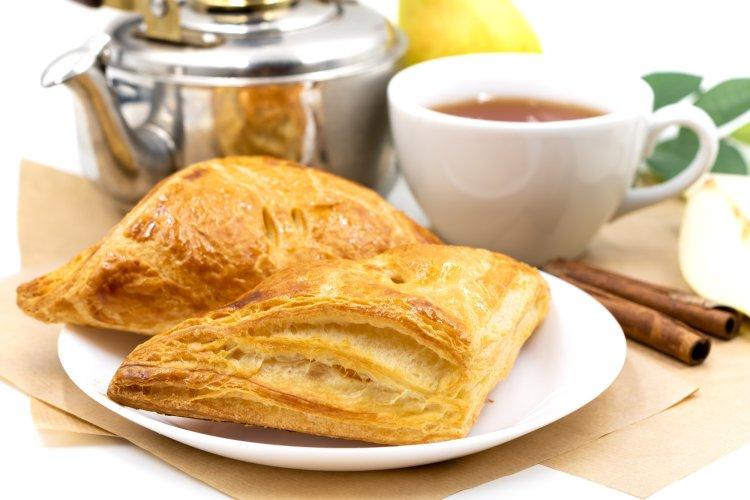 Слойки с грушей и сыром в аэрогриле