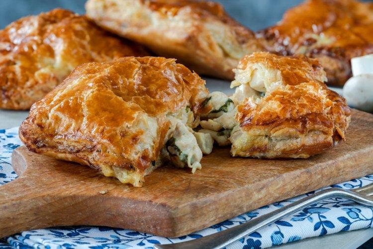 Пирожки из слоеного теста с курицей и грибами в аэрогриле