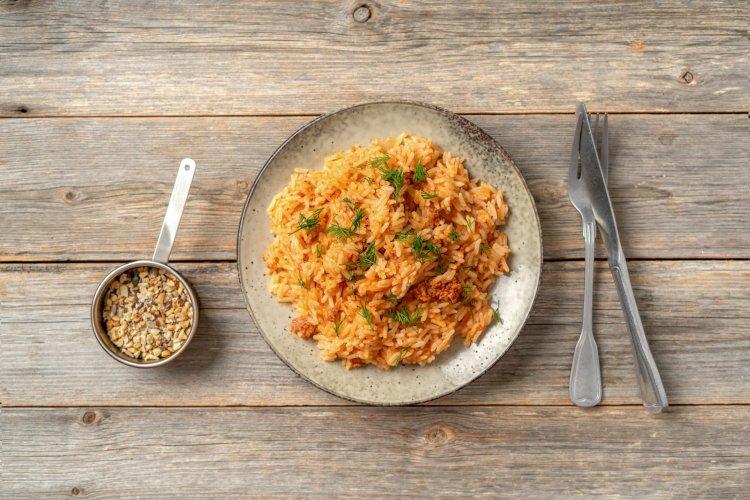 Жареный рис с фаршем и овощами на сковороде – вкусный рецепт