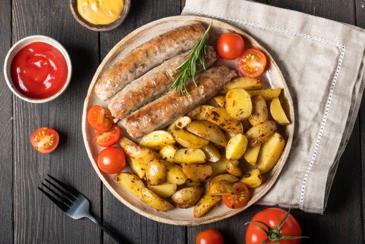 Купаты с картошкой и овощами в аэрогриле