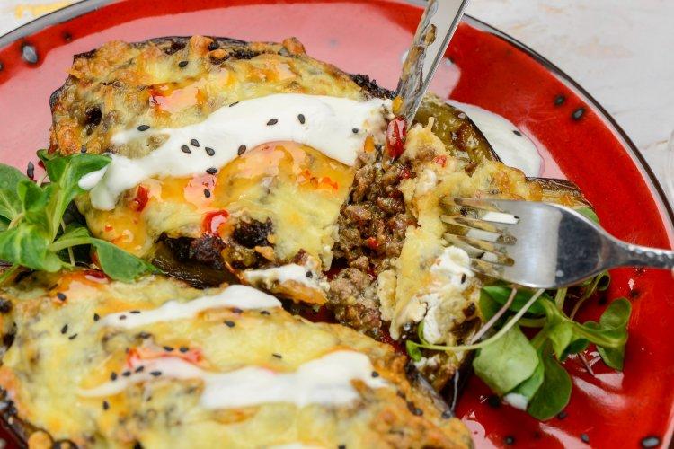Купаты с помидорами, маринованным огурцом и сыром в аэрогриле