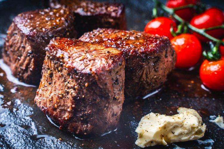 Медальоны из говяжьей вырезки с перечной корочкой на сковороде