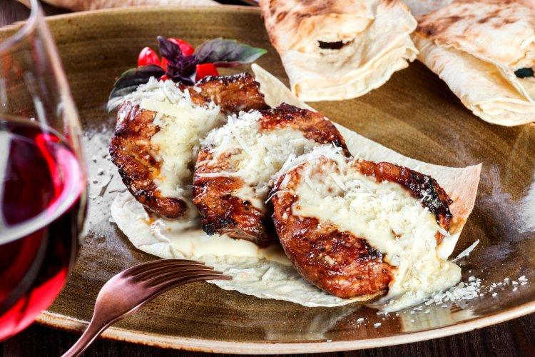 Медальоны из говяжьей вырезки под корочкой из пармезана в духовке
