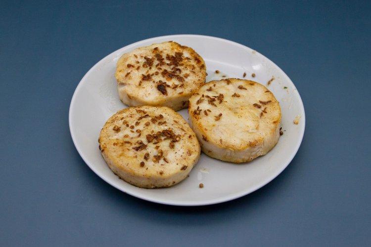 Медальоны из хека в муке на сковороде