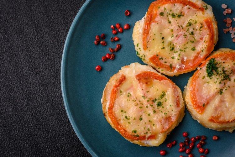 Медальоны из хека с помидорами и сыром в духовке