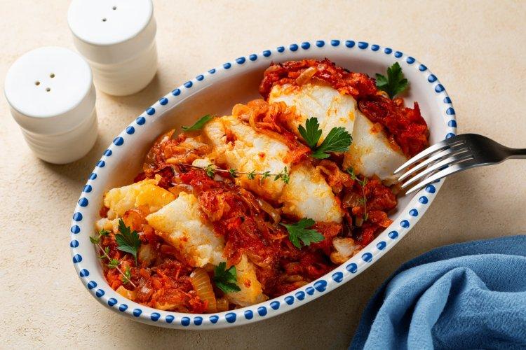 Медальоны из хека с овощами в духовке