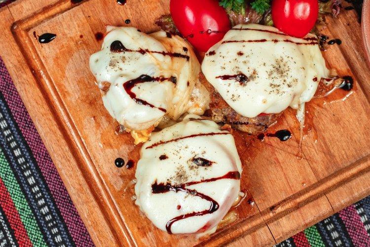 Медальоны из хека под сырно-сметанной шапочкой