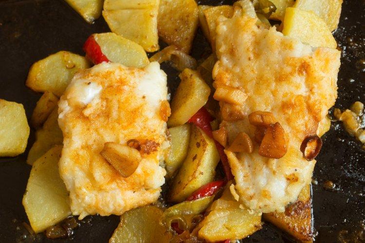 Медальоны из хека с картофелем в духовке