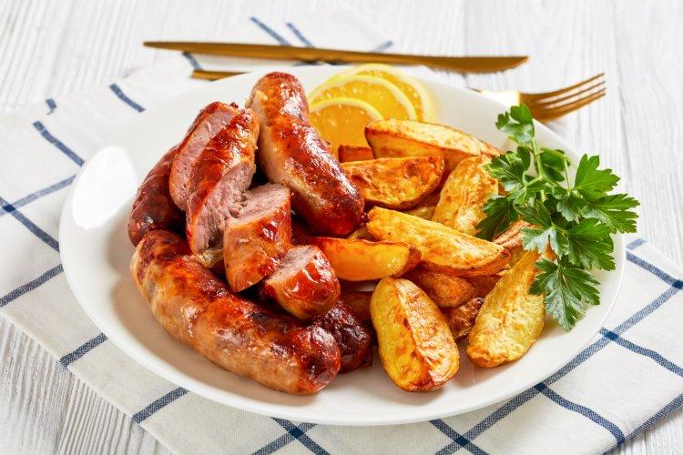 Колбаски с картофелем и луком в аэрогриле