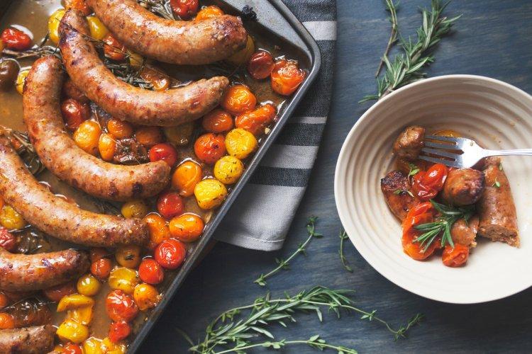 Куриные колбаски с помидорами и сыром в аэрогриле