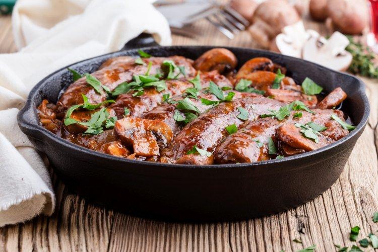 Жареные колбаски с шампиньонами и луком в аэрогриле