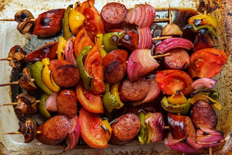 Колбаски на шпажках с помидорами и луком в аэрогриле