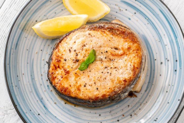 Медальоны из лосося с лимоном и зеленью на сковороде