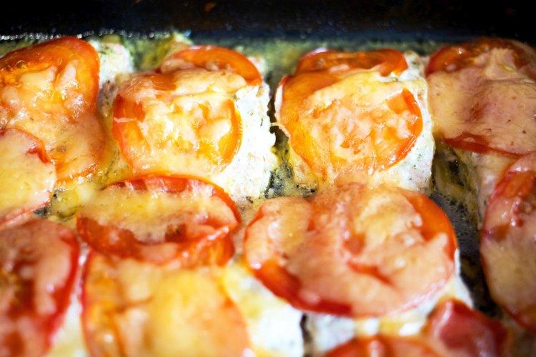 Медальоны из лосося с помидорами и моцареллой в духовке