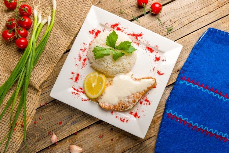 Медальоны из лосося в йогурте в духовке