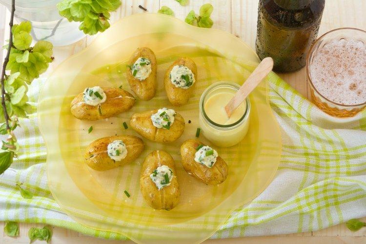 Картошка в мундире с чесночным маслом в аэрогриле