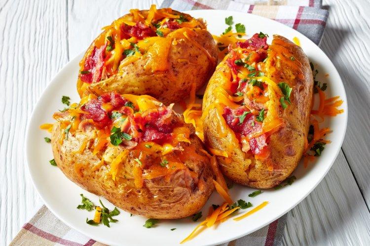 Картошка в мундире с беконом и сыром в аэрогриле