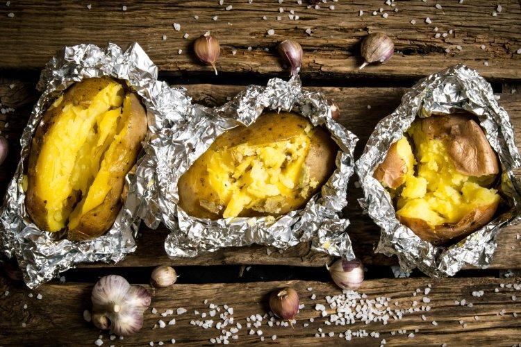 Картошка в мундире с чесноком и розмарином в фольге в аэрогриле