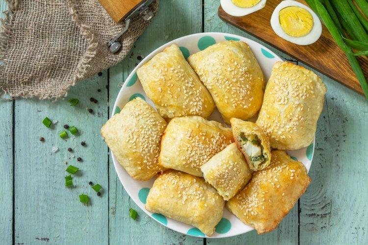 Слойки с яйцами и зеленым луком в аэрогриле