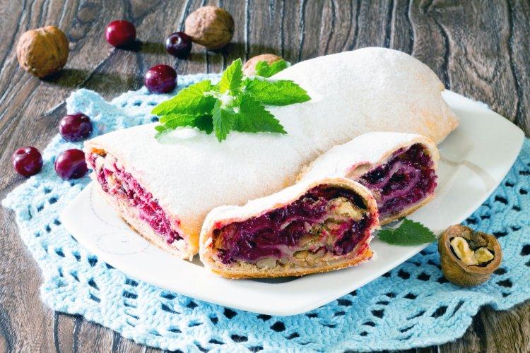 Слоеный рулет с вишней и орехами в аэрогриле