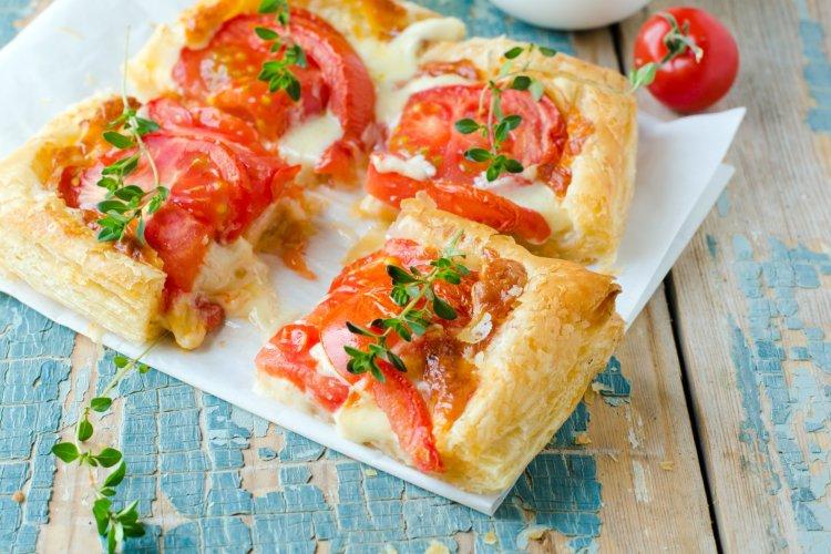 Слоеный тарт с помидорами и сыром в аэрогриле